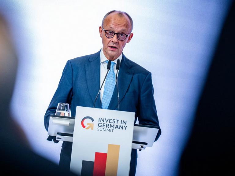 Bundeskanzler Friedrich Merz (CDU) spricht beim "Invest in Germany"-Gipfel