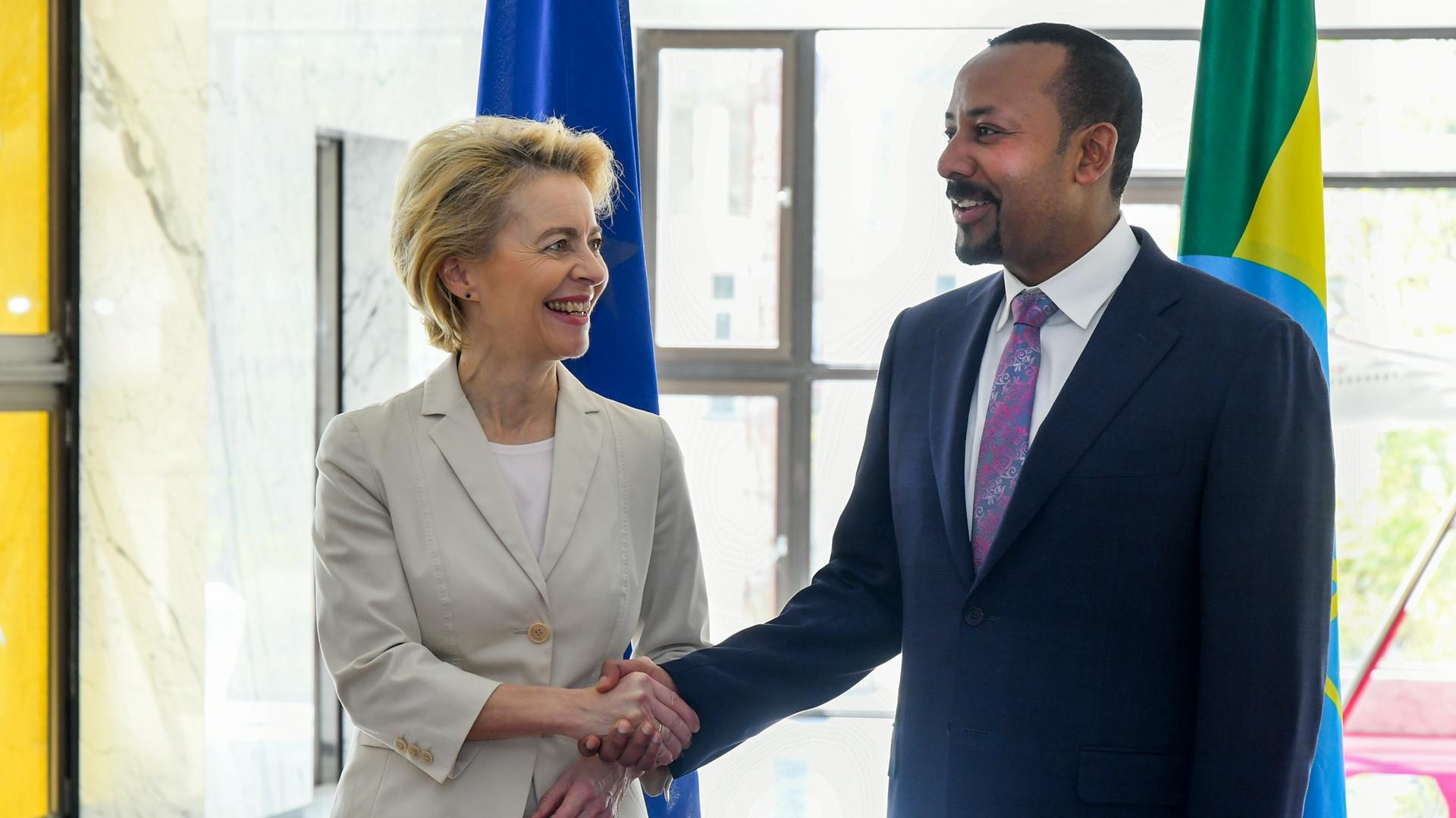 Die neu gewählte Präsidentin der Europäischen Kommission Ursula von der Leyen (links) trifft sich am Samstag, 7. Dezember 2019, mit dem äthiopischen Friedensnobelpreisträger Abiy Ahmed (rechts) im Büro des Premierministers in der Hauptstadt Addis Abeba, Äthiopien. 