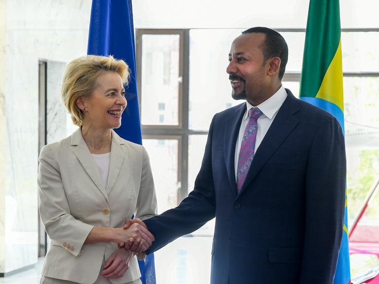 Die neu gewählte Präsidentin der Europäischen Kommission Ursula von der Leyen (links) trifft sich am Samstag, 7. Dezember 2019, mit dem äthiopischen Friedensnobelpreisträger Abiy Ahmed (rechts) im Büro des Premierministers in der Hauptstadt Addis Abeba, Äthiopien. 