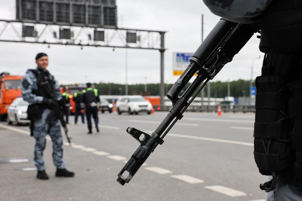 Bewaffnete Einsatzkräfte auf einer Straße in Moskau.