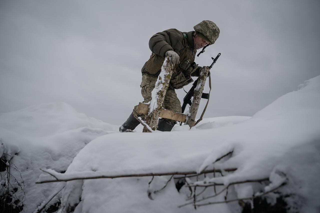 Ein ukrainischer Soldat im Schnee bei Kupiansk. 