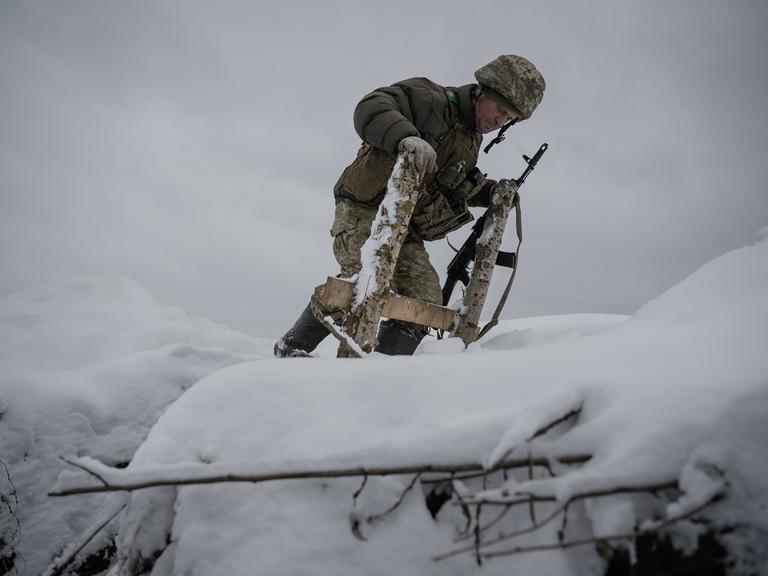 Ein ukrainischer Soldat mitten im Schnee bei Kupiansk. 