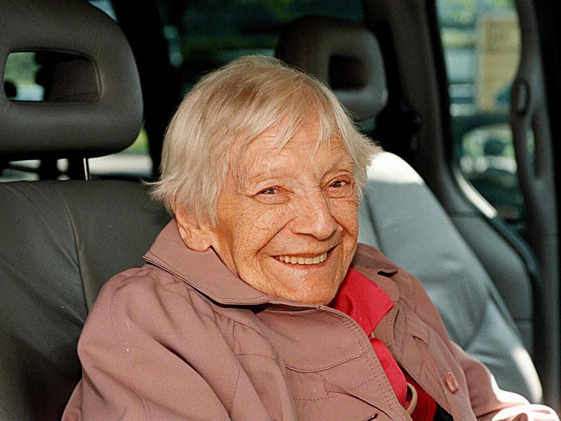 Emilie Schindler sitzt in einem Auto und lächelt in die Kamera Emilie Schindler sitzt in einem Auto und lächelt in die Kamera