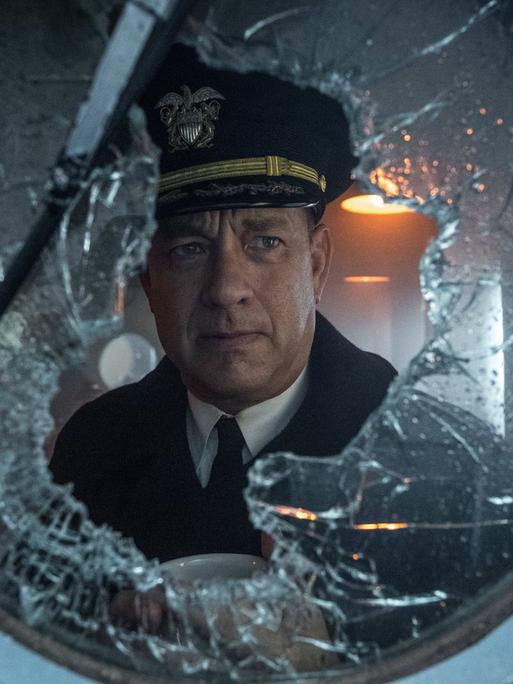 In "Greyhound - Schlacht im Atlantik", einem Kriegsdrama aus dem Jahr 2020, schaut Tom Hanks in der Rolle des U-Boot Commanders Ernest Krause durch ein geborstenes Bullauge. 