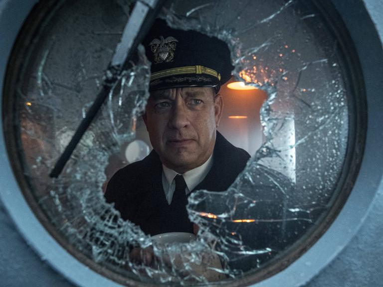 In "Greyhound - Schlacht im Atlantik", einem Kriegsdrama aus dem Jahr 2020, schaut Tom Hanks in der Rolle des U-Boot Commanders Ernest Krause durch ein geborstenes Bullauge. 