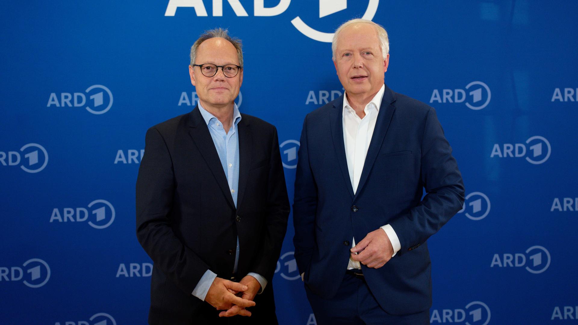 Kai Gniffke (l), SWR-Intendant und zukünftiger ARD-Vorsitzender, und Tom Buhrow, aktueller ARD-Vorsitzender und WDR-Intendant, stehen nach einem Pressegespräch nebeneinander.