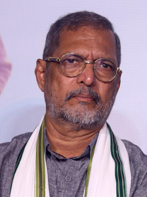 Der indische Schauspieler und Filmemacher Nana Patekar hört sich am 12. September 2023 in Mumbai, Indien, bei der Trailer-Präsentation seines Films eine Frage eines Journalisten an.
