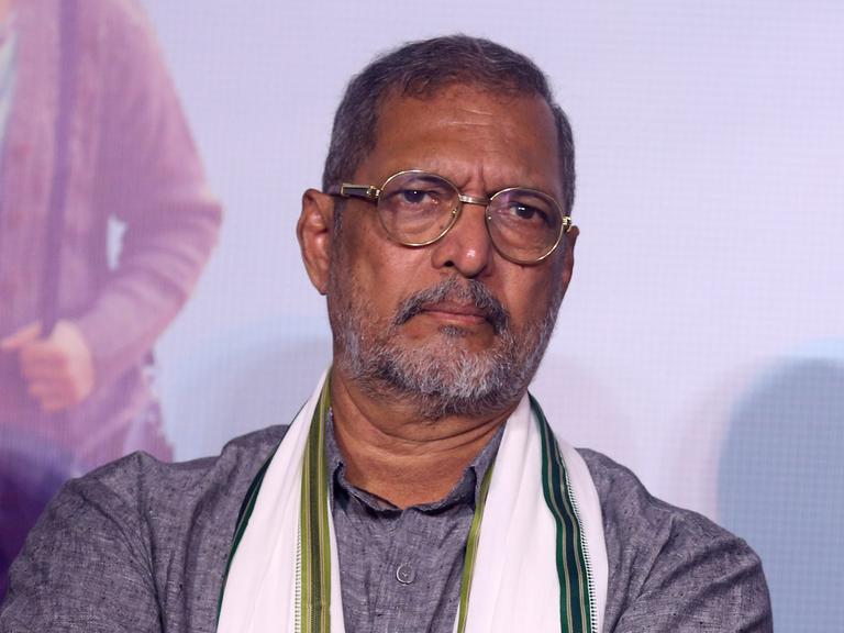 Der indische Schauspieler und Filmemacher Nana Patekar hört sich am 12. September 2023 in Mumbai, Indien, bei der Trailer-Präsentation seines Films eine Frage eines Journalisten an.