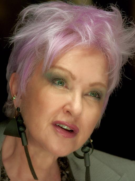 Die Sängerin Cyndi Lauper mit pink gefärbten Haaren.