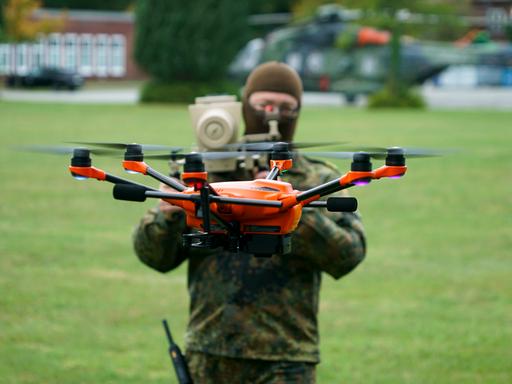 Ein Soldat der deutschen Bundeswehr steht hinter einer Drohne