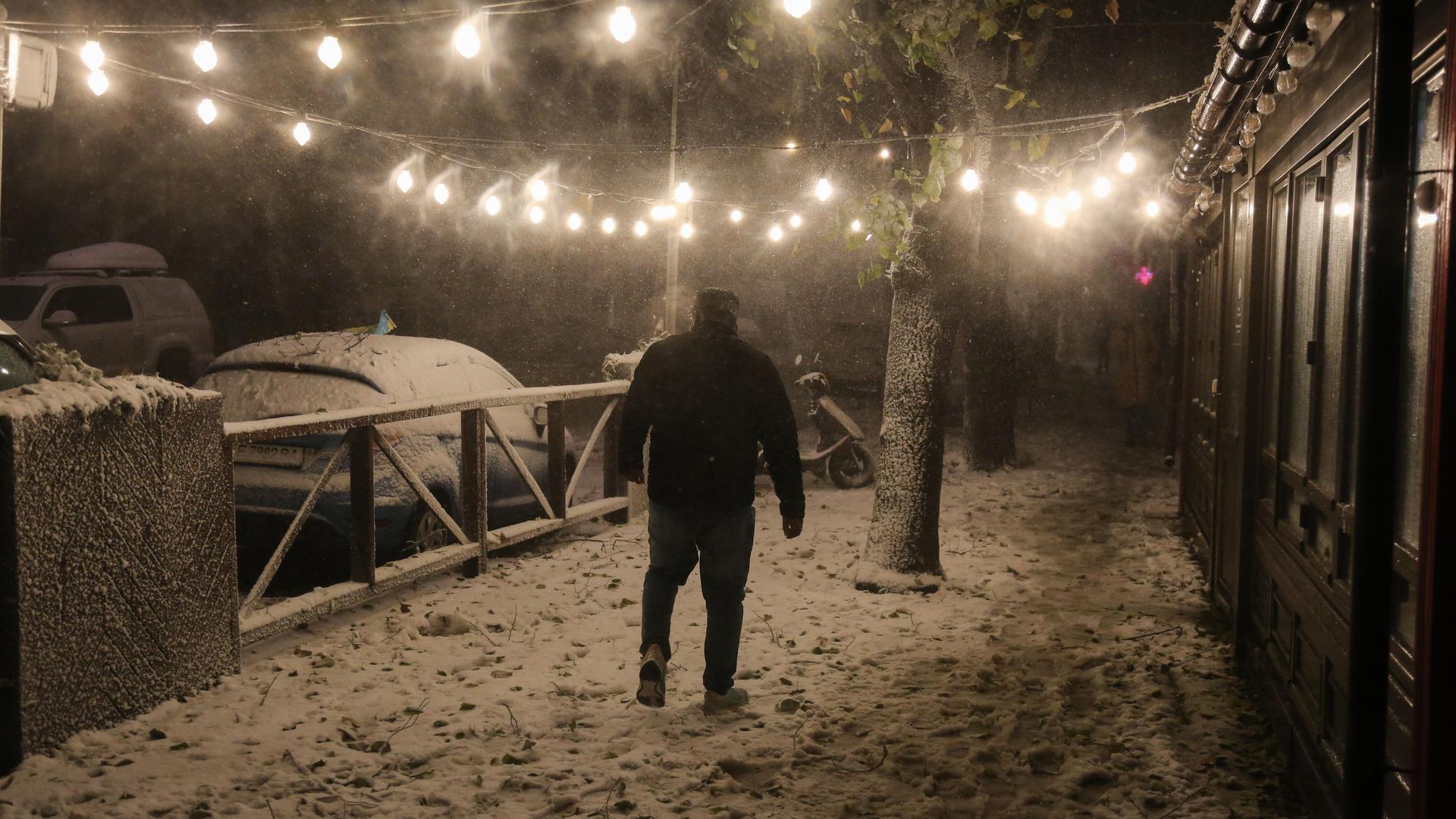 Odessa: Ein Mann geht in einem starken Schneesturm durch die Sadovaya-Straße.
