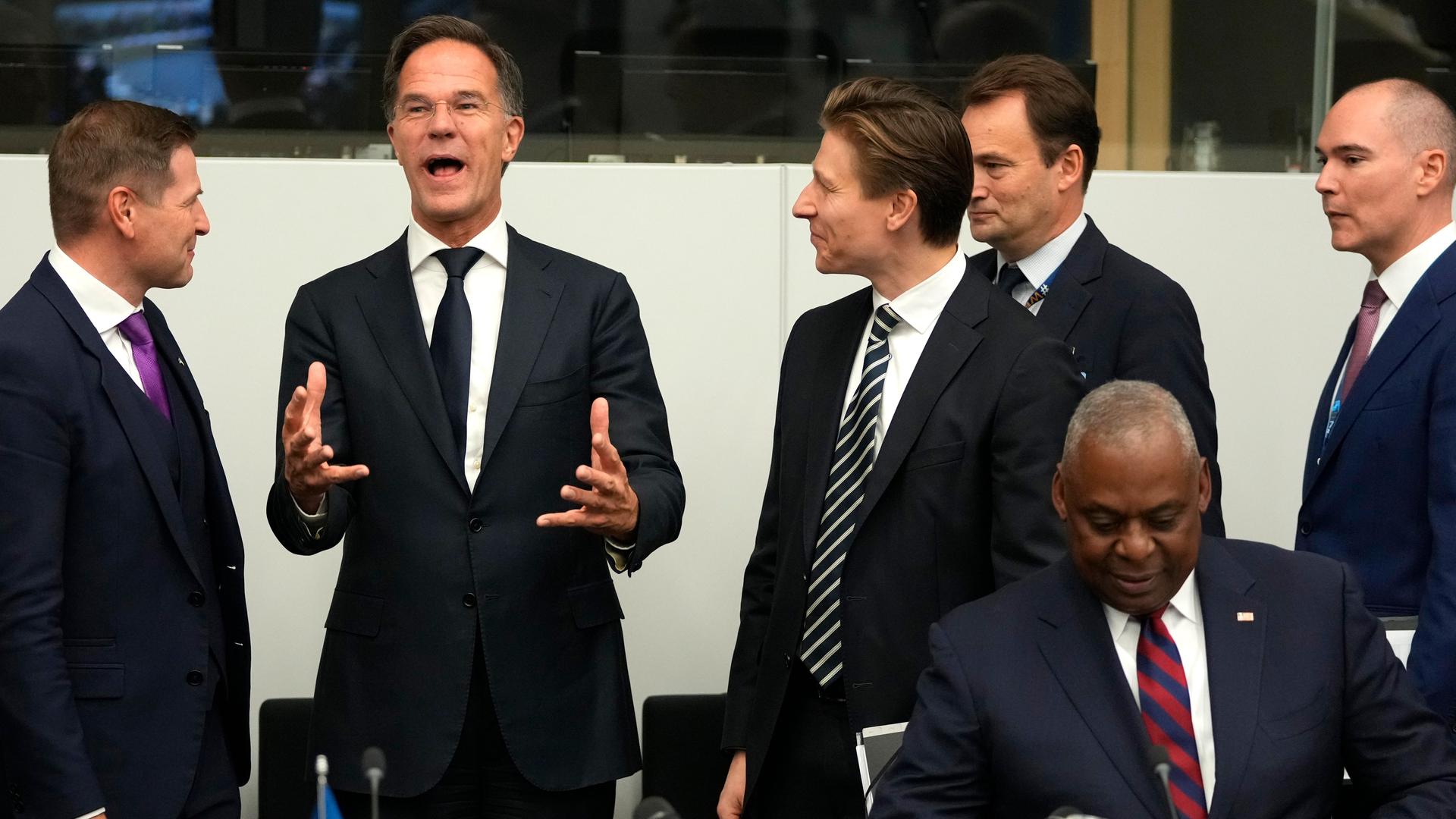 NATO-Generalsekretär Mark Rutte (2. von links) beim Treffen mit Verteidigungsministern des Bündnisses in Brüssel