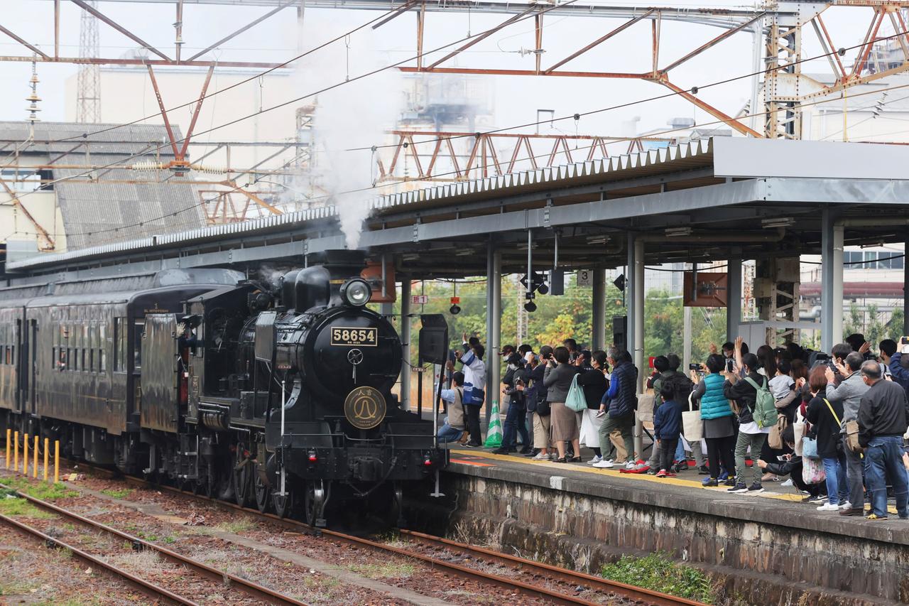 Der heutige Touristenzug SL Hitoyoshi wird von der ältesten Dampflokomotive Japans gezogen, aufgenommen am Bahnhof Yatsushiro in der Präfektur Kumamoto zum 100. Dampflock-Jubiläum 2022 in Japan.