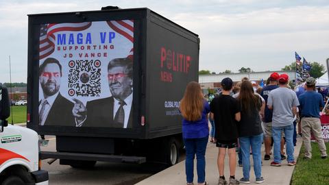 Unterstützer des republikanischen Vizepräsidentschaftskandidaten Senator JD Vance kommen zu einer Kundgebung in Ohio. 