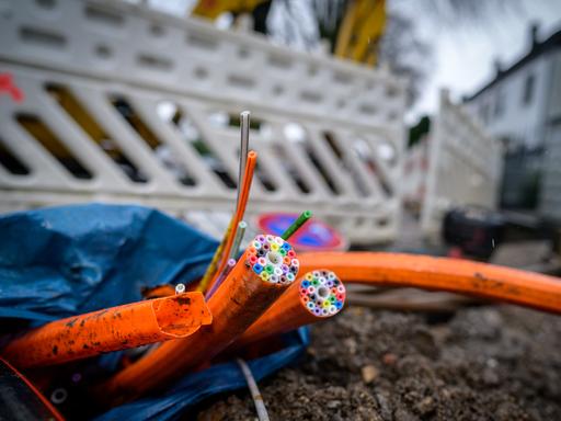 Ein Glasfaserkabel liegt vor einer Straßenbaustelle