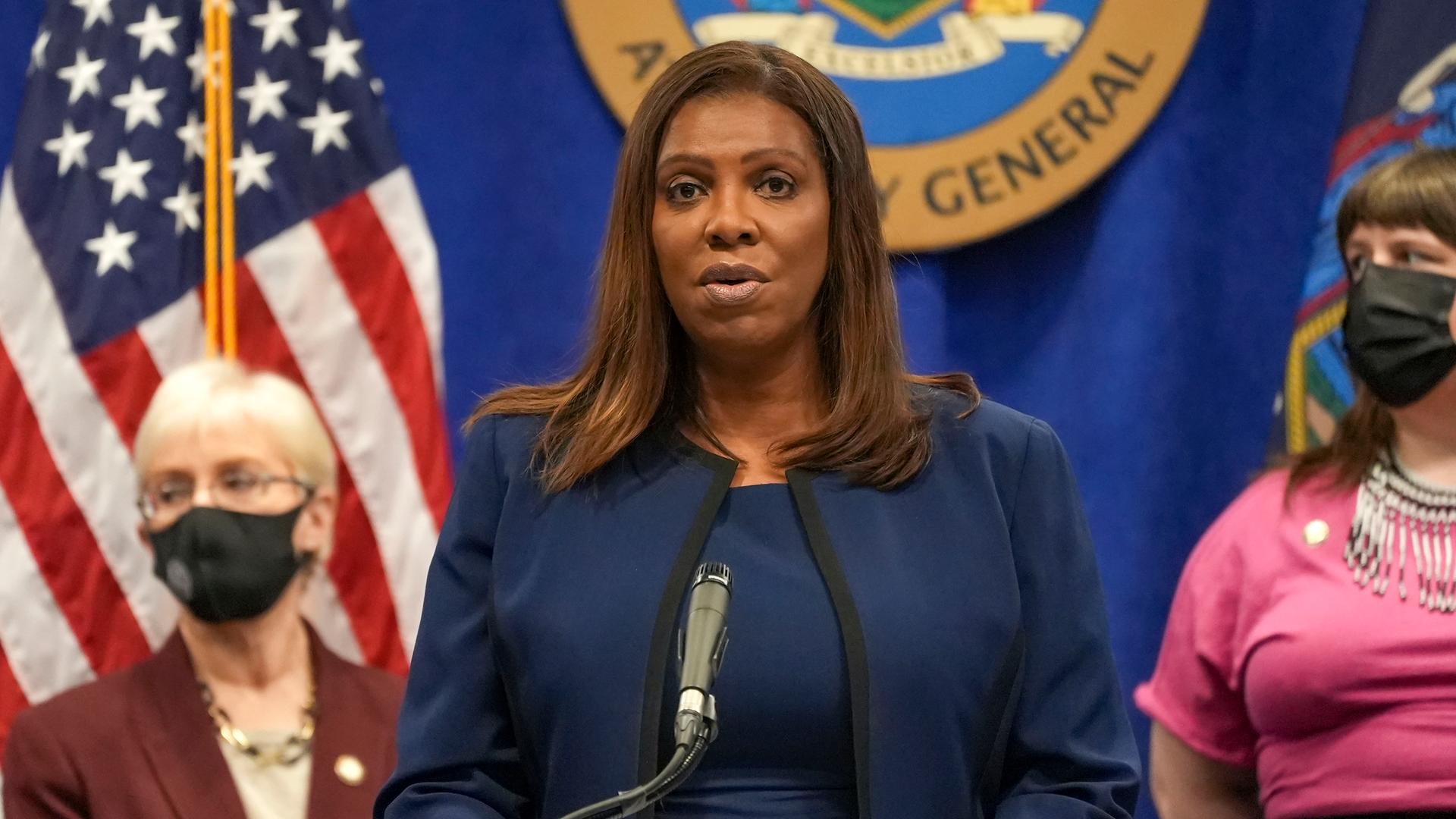 Generalstaatsanwältin Letitia James steht an einem Rednerpult. 