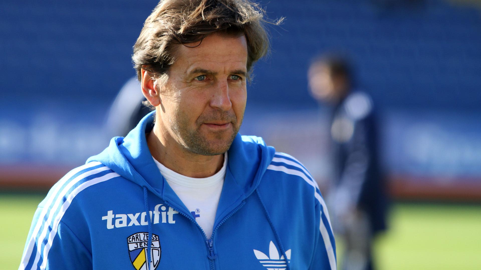 Carl Zeiss Jena Trainer Heiko Weber (Jena) steht im Stadion. Carl Zeiss Jena Trainer Heiko Weber (Jena) steht im Stadion.