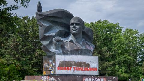 Ein Denkmal erinnert in Berlin an Ernst Thälmann 
