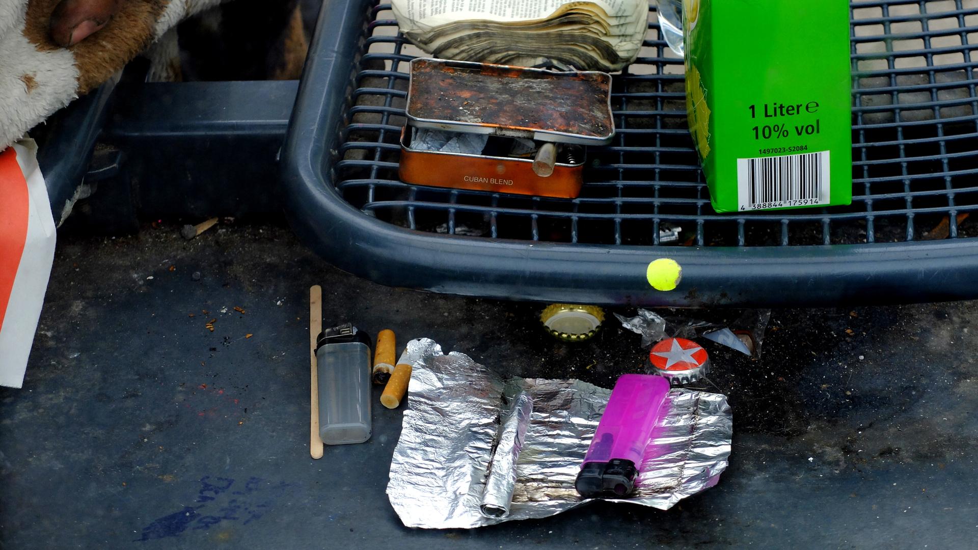 Utensilien für den Konsum der Droge Crack liegen an einer Bushaltestelle in Berlin.