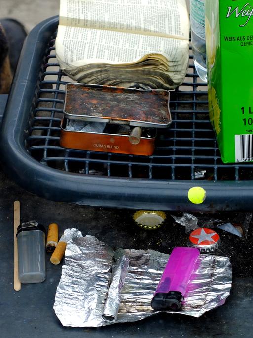 Utensilien für den Konsum der Droge Crack liegen an einer Bushaltestelle in Berlin. Utensilien für den Konsum der Droge Crack liegen an einer Bushaltestelle in Berlin.