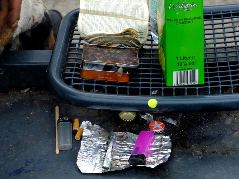 Utensilien für den Konsum der Droge Crack liegen an einer Bushaltestelle in Berlin. Utensilien für den Konsum der Droge Crack liegen an einer Bushaltestelle in Berlin.