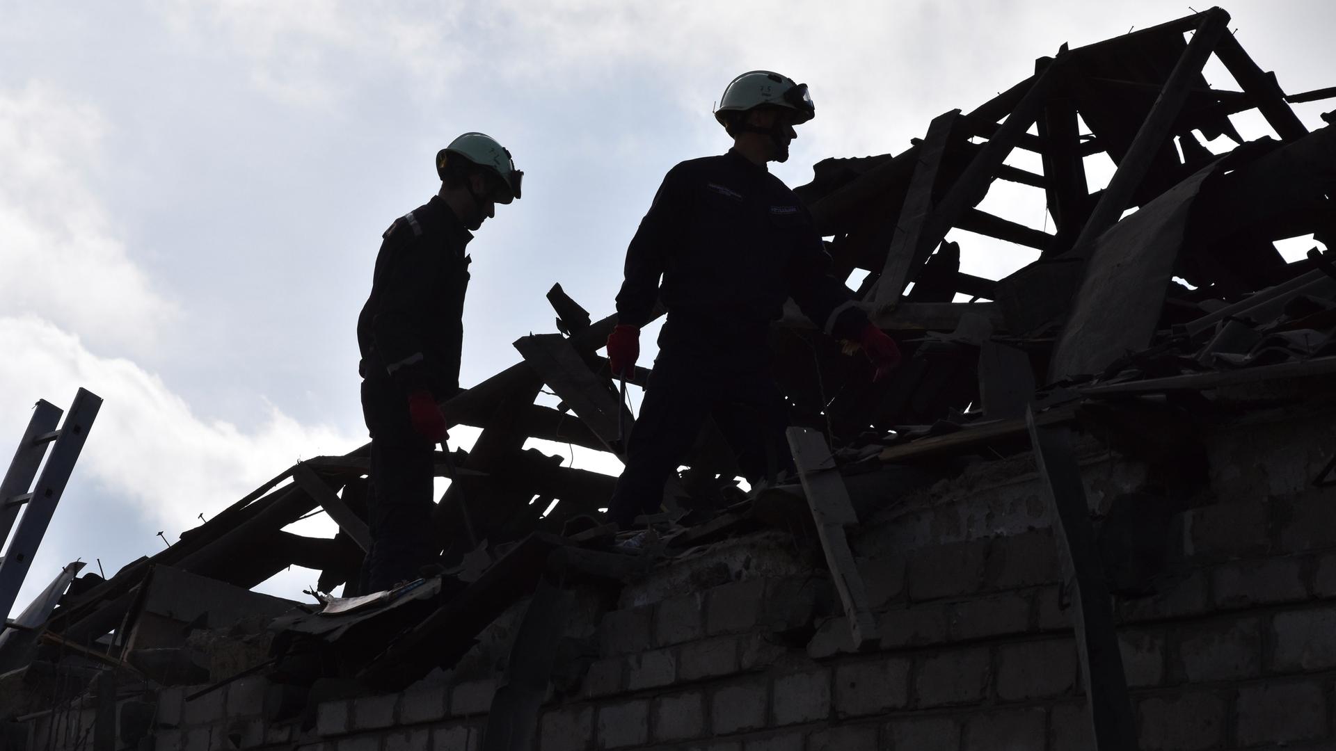 Sicherheitskräfte in einem von einer russischen Drohne zerstörten Haus in Saporischja, Aufnahme vom 28.03.2024. Sicherheitskräfte in einem von einer russischen Drohne zerstörten Haus in Saporischja, Aufnahme vom 28.03.2024.