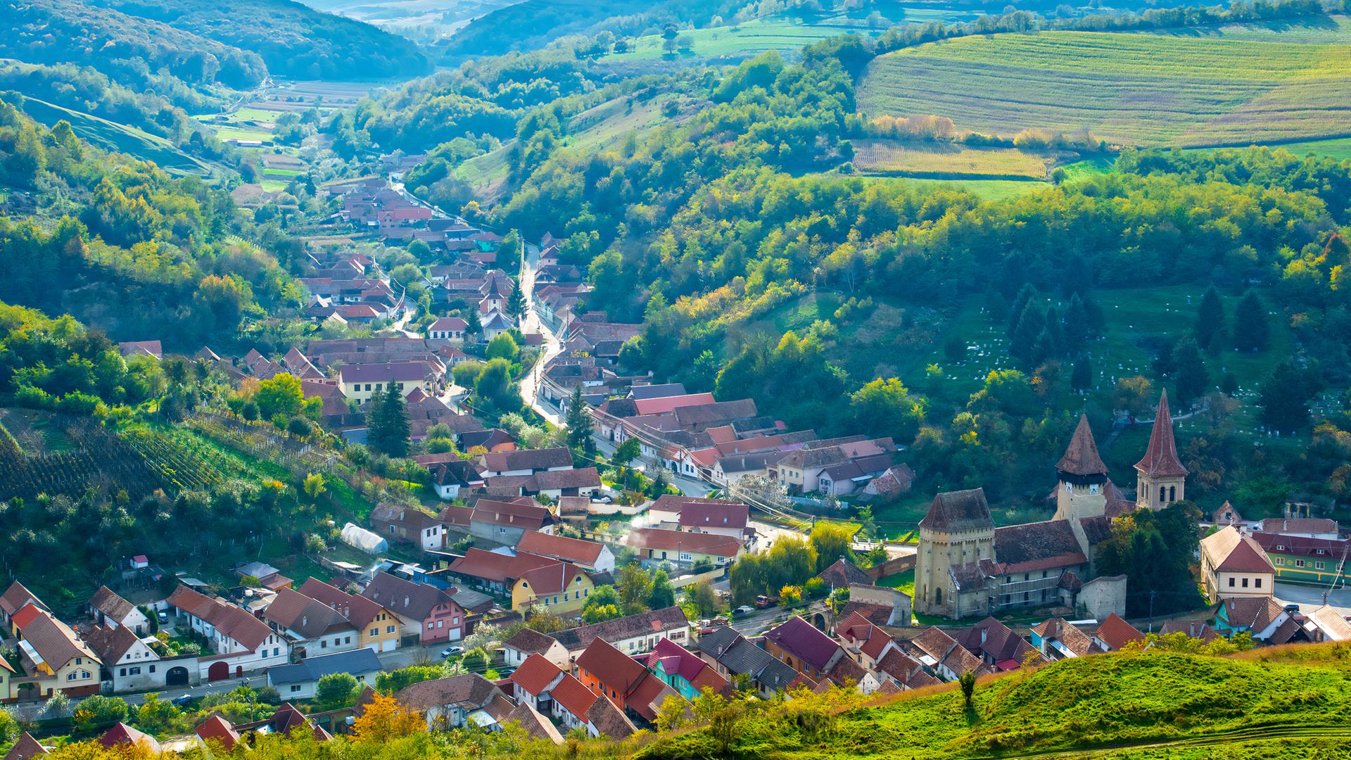 Die Via Transilvanica durch das Dorf Șeica Mică (Kleinschelken auf Deutsch) in Transilvanien, Rumänien.