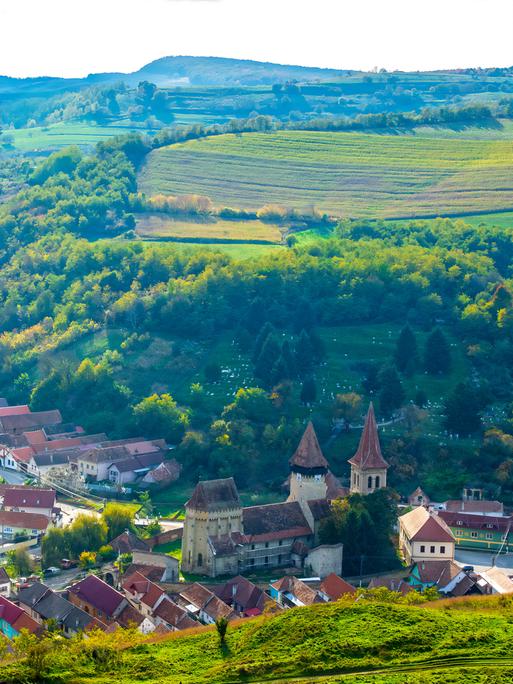 Die Via Transilvanica durch das Dorf Șeica Mică (Kleinschelken auf Deutsch) in Transilvanien, Rumänien.