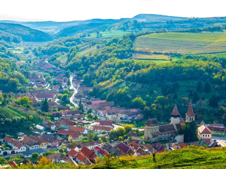 Die Via Transilvanica durch das Dorf Șeica Mică (Kleinschelken auf Deutsch) in Transilvanien, Rumänien.