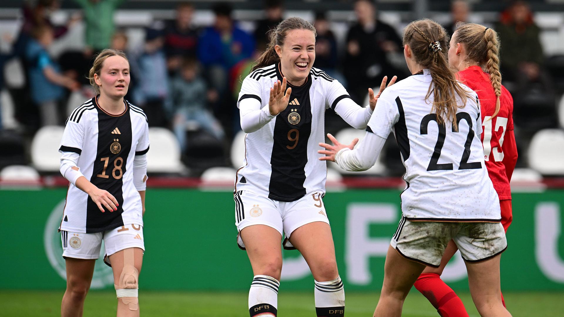 Spielerinnen der deutschen U20-Nationalmannschaft der Frauen jubeln bei einem Länderspiel gegen Kanada in Verl.