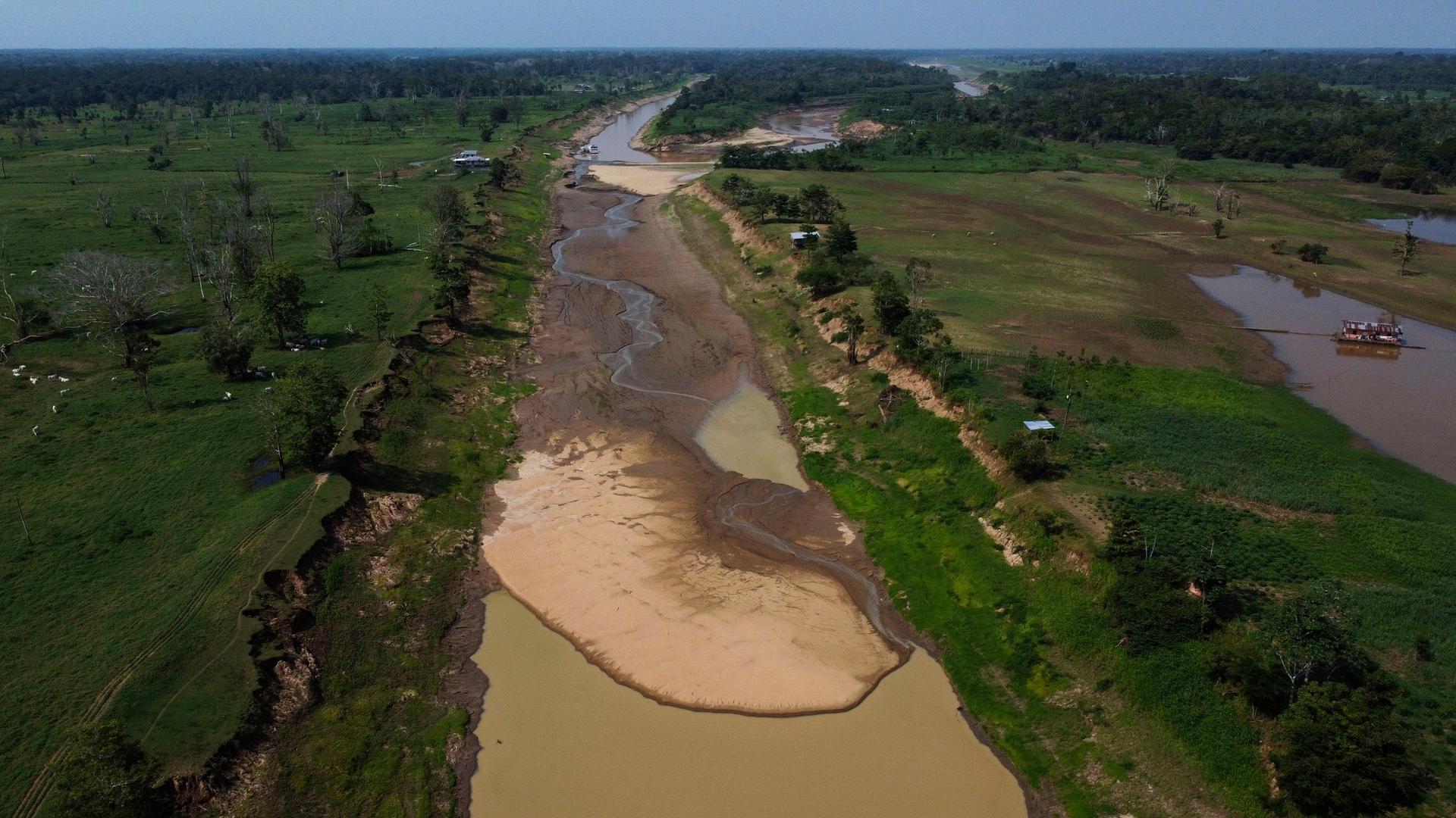 Brasilien, Manaquiri: Luftaufnahme einer trockenen Strecke des Solimoes-Flusses in einem ländlichen Gebiet des Bundesstaates Amazonas.