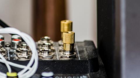 Nahaufnahme von Soundequipment. Es sind Kabel, Klinken, Buchsen, etc. zu sehen.