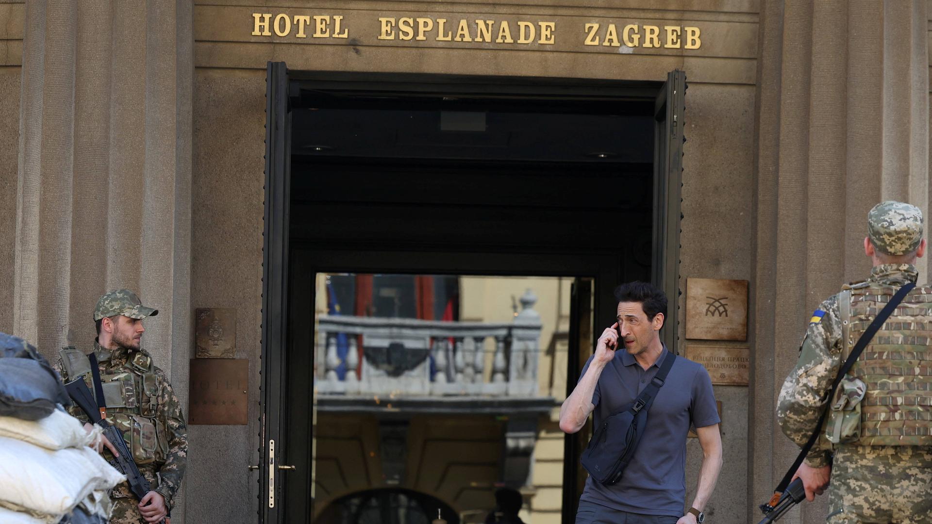 Dreharbeiten zu einem Film über den Krieg in der Ukraine unter der Regie von Doug Liman vor dem berühmten Hotel Esplanade in Zagreb mit den Hollywood-Stars Sean Penn und Adrien Brody. Dreharbeiten zu einem Film über den Krieg in der Ukraine unter der Regie von Doug Liman vor dem berühmten Hotel Esplanade in Zagreb mit den Hollywood-Stars Sean Penn und Adrien Brody.