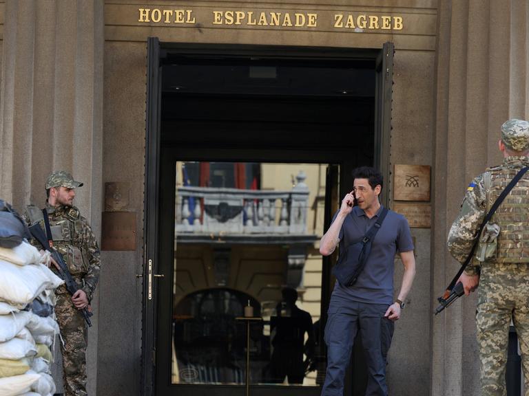 Dreharbeiten zu einem Film über den Krieg in der Ukraine unter der Regie von Doug Liman vor dem berühmten Hotel Esplanade in Zagreb mit den Hollywood-Stars Sean Penn und Adrien Brody.