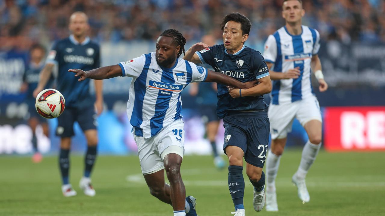 Auftakt der 2. Bundesliga-Saison: VfL Bochum - Hertha BSC; Spieler beider Mannschaften kämpfen um den Ball.