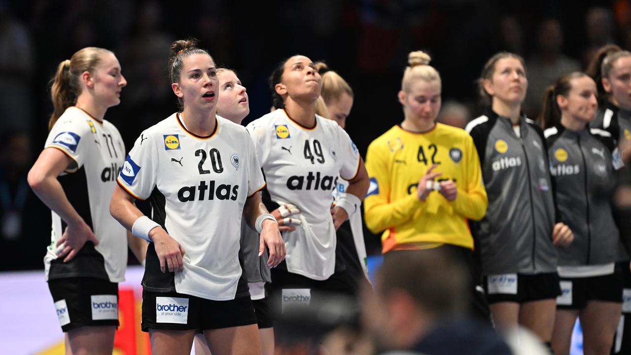 Emily Vogel und ihre Teamgefährtinnen reagieren nach der Niederlage.