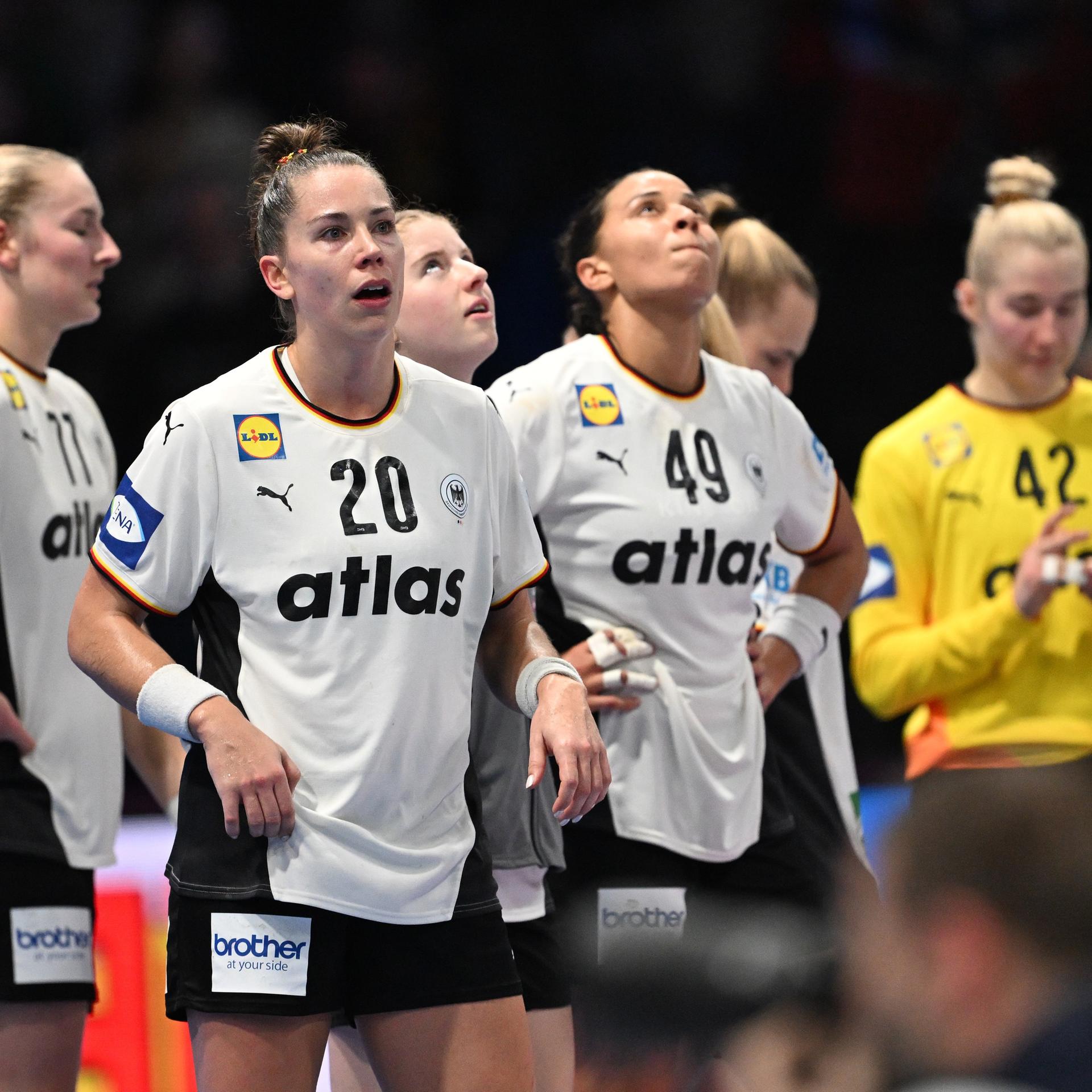 Emily Vogel und ihre Teamgefährtinnen reagieren nach der Niederlage.