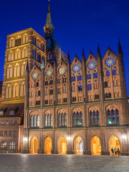 Nachtansicht der Nikolaikirche und des Rathauses in der Altstadt von Stralsund