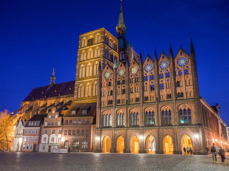 Nachtansicht der Nikolaikirche und des Rathauses in der Altstadt von Stralsund