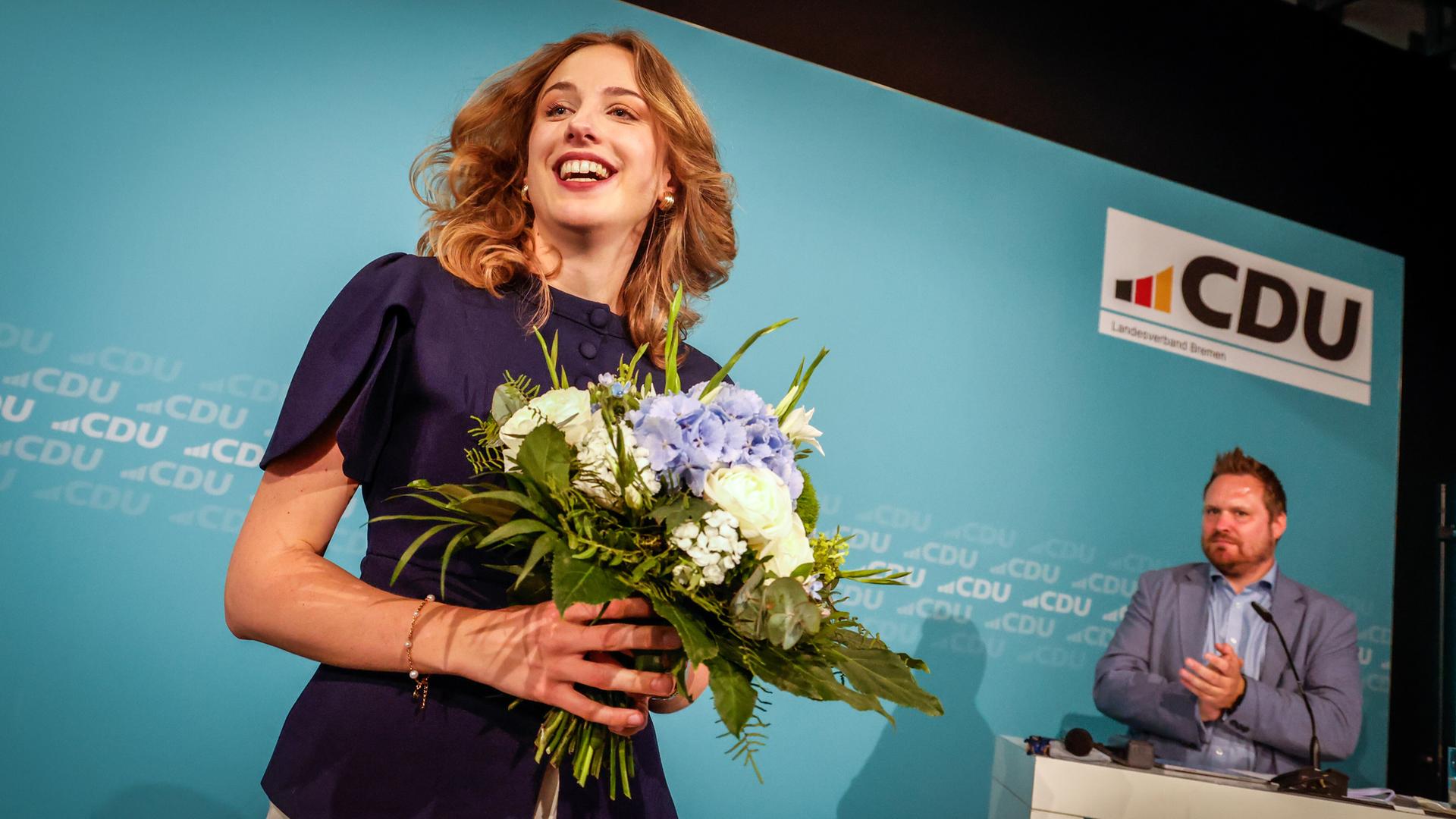 Wiebke Winter, Spitzenkandidatin für die Bürgerschaftswahl, jubelt nach ihrer Wahl beim Landesparteitag der Bremer CDU. Hinter ihr steht Heiko Strohmann, Landesvorsitzender der CDU Bremen. Wiebke Winter, Spitzenkandidatin für die Bürgerschaftswahl, jubelt nach ihrer Wahl beim Landesparteitag der Bremer CDU. Hinter ihr steht Heiko Strohmann, Landesvorsitzender der CDU Bremen.
