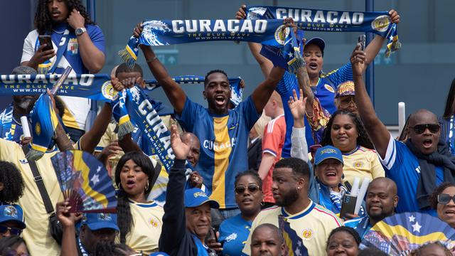 Fans aus Curaçao bei einem Länderspiel zwischen Schottland und Curaçao im Mai 2026. Die Fans feiern fröhlich und halten blaue Curaçaoschals und Fächer. Fans aus Curaçao bei einem Länderspiel zwischen Schottland und Curaçao im Mai 2026. Die Fans feiern fröhlich und halten blaue Curaçaoschals und Fächer.