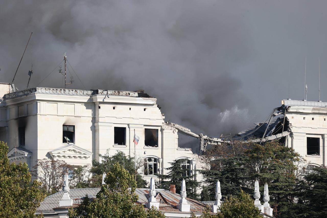 Rauch über dem Hauptquartier der russischen Schwarzmeerflotte in Sewastopol auf der annektierten ukrainischen Halbinsel Krim