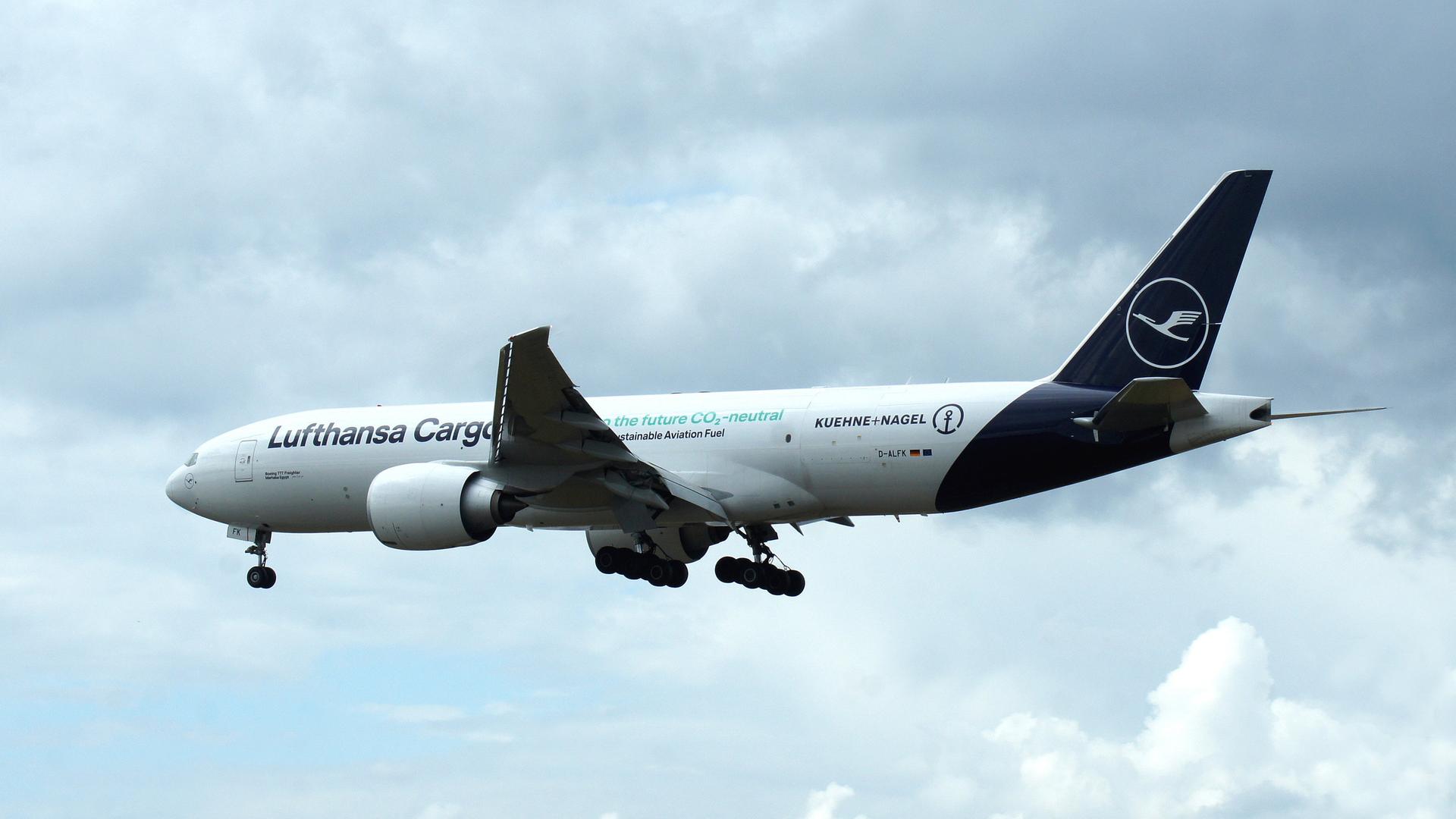 Eine Boeing 777 Freighter der Lufthansa Cargo im Landeanflug. Am Rumpf Werbung für CO2 neutrales Fliegen mit nachhaltigem Treibstoff.