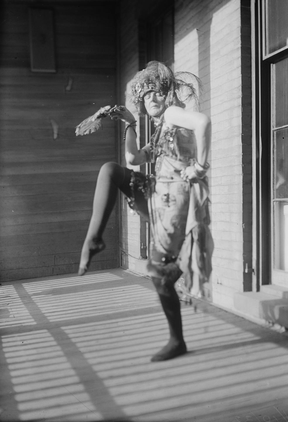 Schwarz-Weiß-Fotografie der Dada-Künstlerin Baroness Elsa Freytag-Loringhoven, bei einer Performance mit Kopfschmuck, ca. 1922