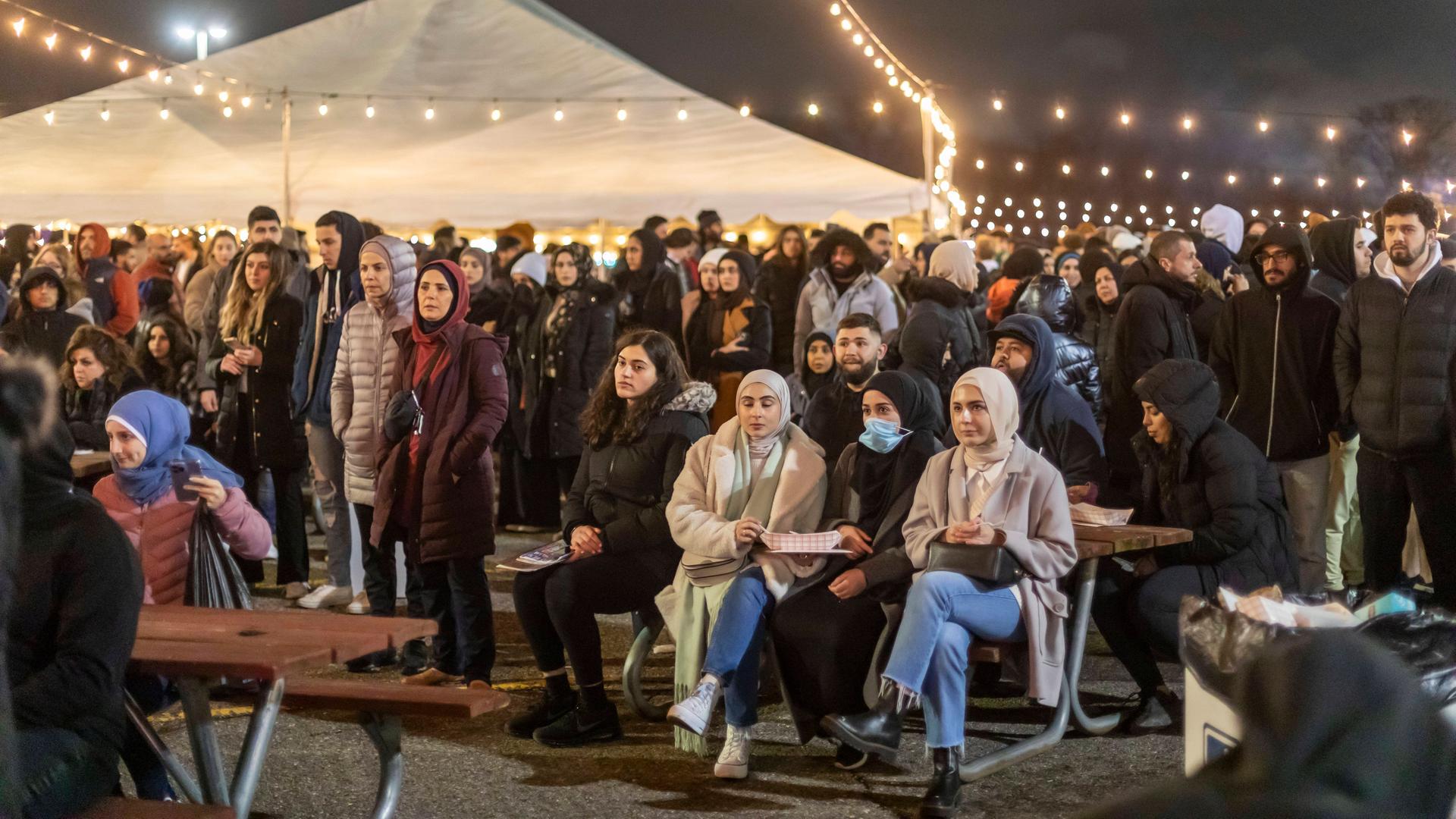  Menschen während des "Ramadan Suhoor Festival" in Dearborn, Michigan, USA.