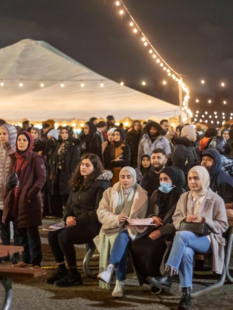  Menschen während des "Ramadan Suhoor Festival" in Dearborn, Michigan, USA.