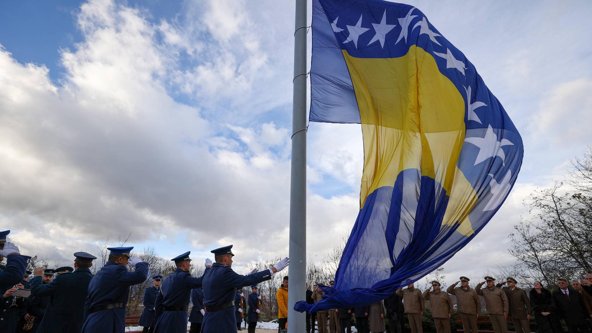 Die Nationalflagge von Bosnien und Herzegowina wird am Tag der Staatlichkeit in Sarajevo gehisst Die Nationalflagge von Bosnien und Herzegowina wird am Tag der Staatlichkeit in Sarajevo gehisst