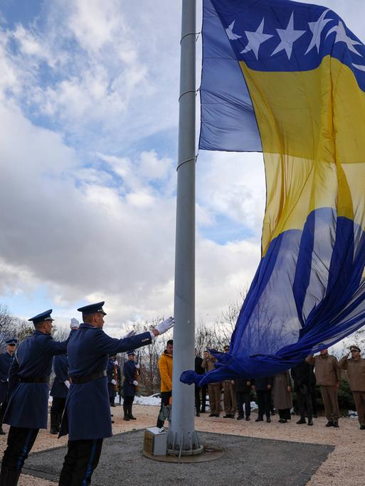 Die Nationalflagge von Bosnien und Herzegowina wird am Tag der Staatlichkeit in Sarajevo gehisst
