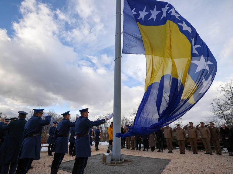 Die Nationalflagge von Bosnien und Herzegowina wird am Tag der Staatlichkeit in Sarajevo gehisst