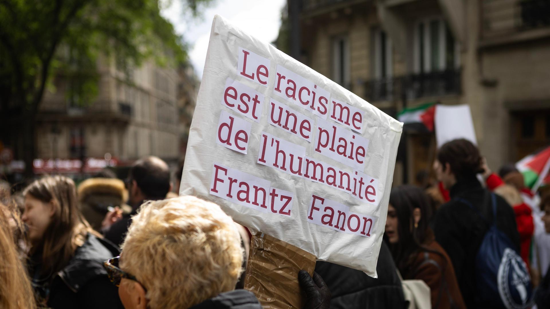 Frankreich, Paris, 21.04.2024. Demonstration gegen Rassismus, Islamfeindlichkeit und für den Schutz aller Kinder. Frankreich, Paris, 21.04.2024. Demonstration gegen Rassismus, Islamfeindlichkeit und für den Schutz aller Kinder.
